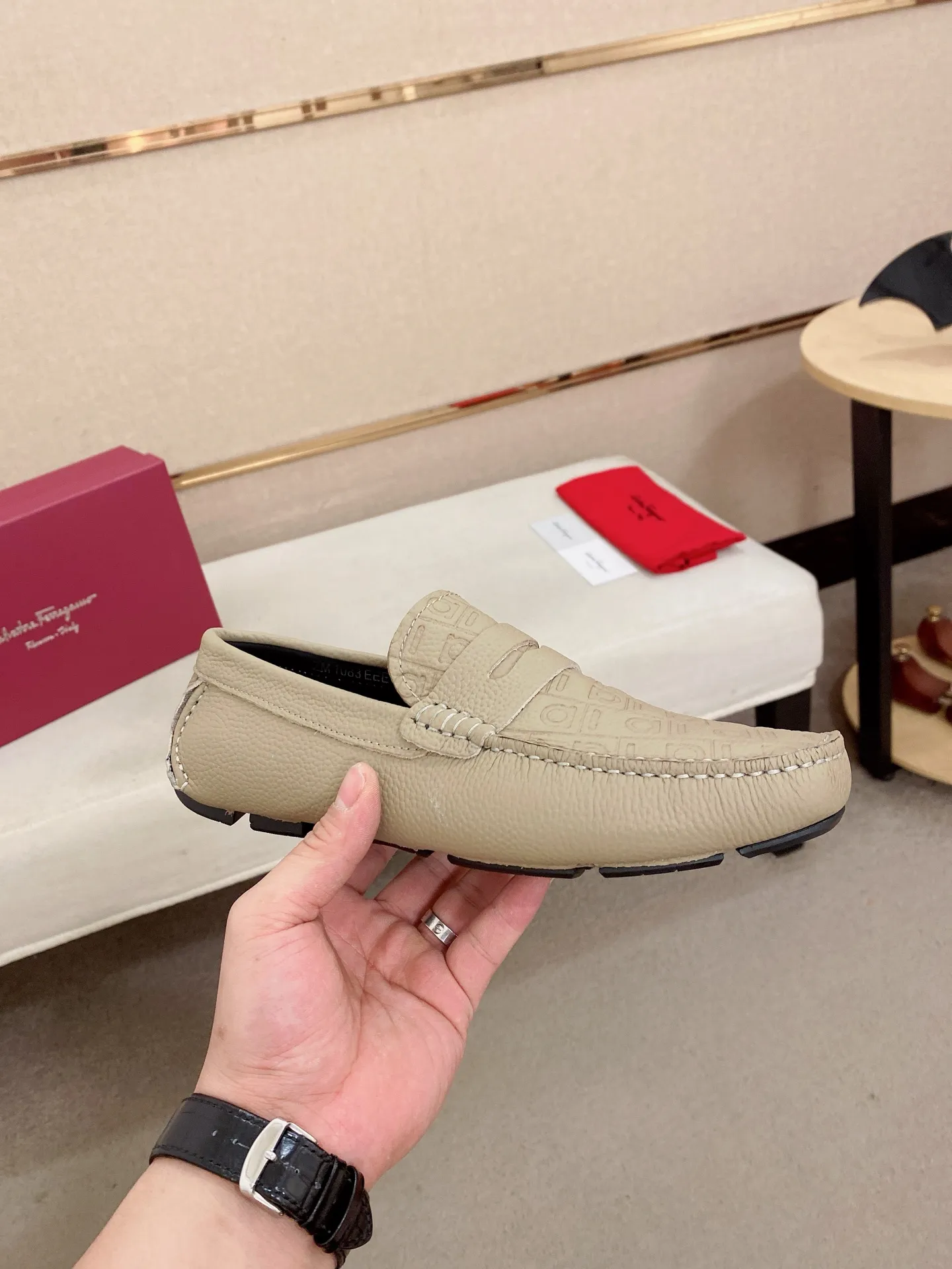 Men's shoes💰: 560💰High-end quality! Ferragamo🆕🆕Exclusive hot-selling products in stock🔥🔥New products on the shelves, high-quality Ferragamo men's pea shoes, high-end casual driving shoes, with complete packaging! 💪 💪 Material: imported first-layer pebbled cowhide 🐂 + imported high-quality water-dyed cowhide lining + wear-resistant outsole 👍🏻👍🏻 Features: high-end and comfortable, purely handmade 🚀 🚀 Create the perfect shoe that suits you best 🔥 🔥 Size: (38-44) 45 standard size can be customized!